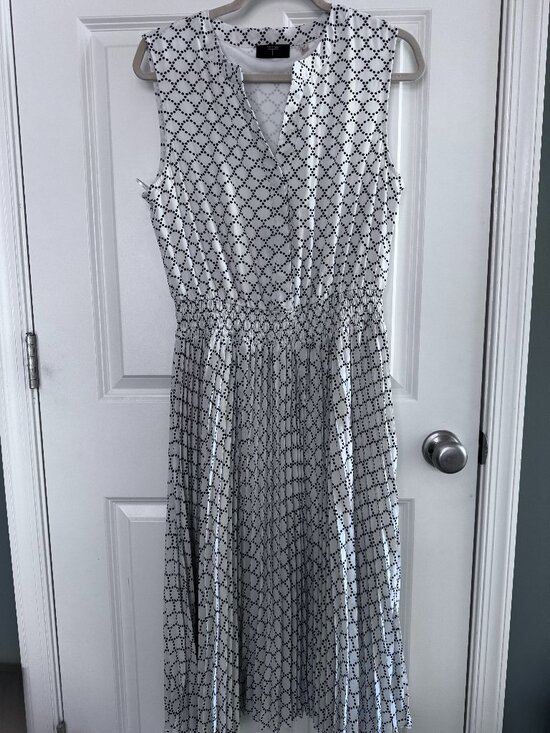 Tahari Dresses & Skirts - Tahari Black & White Printed Midi Dress – Size Large – NWOT